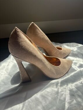 Elegant Women's Suede Pointed-Toe Pumps in Beige